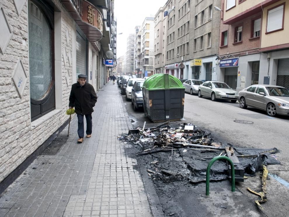 Restos del contenedor quemado en la calle Ávila, de Zaragoza