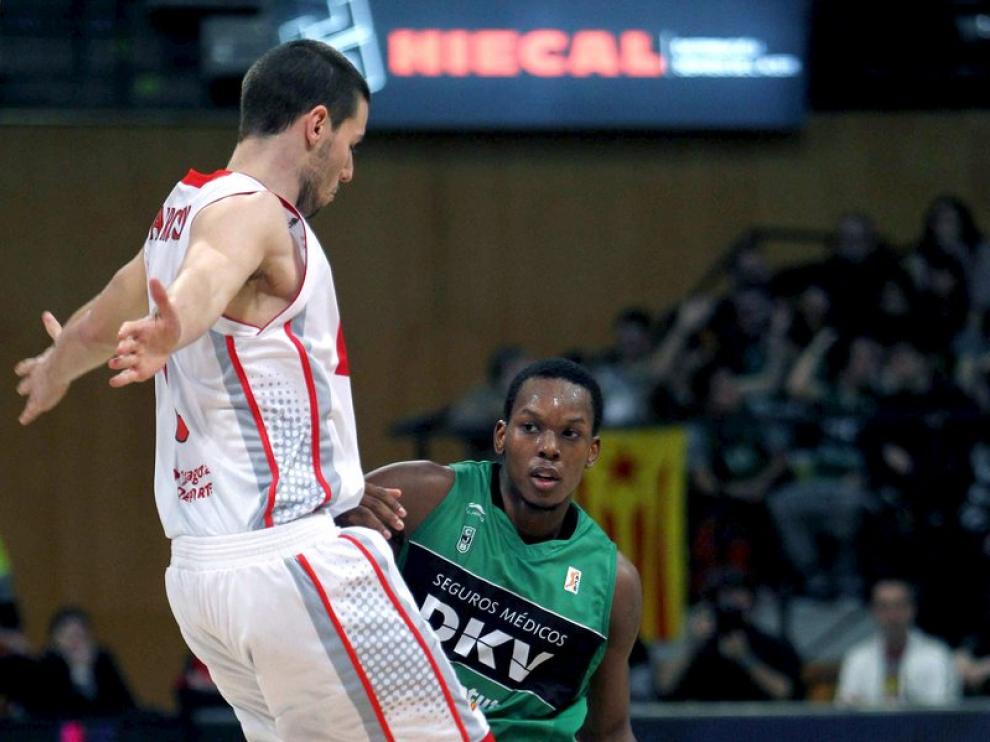 Sam Van Rossom, del CAI defiende ante un jugador del DKV
