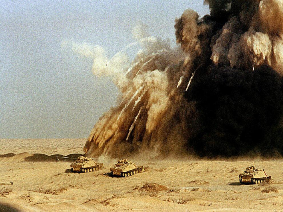 Soldados británicos casi son alcanzados por una mina el 7 de enero en el desierto de Arabia Saudí.