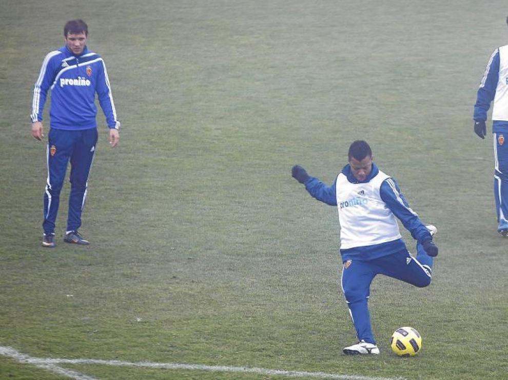 Uche golpea una pelota en el entrenamiento de ayer en la Ciudad Deportiva.