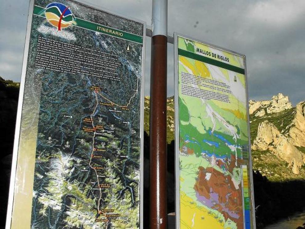 Cartel de la ruta geológica transfronteriza -entre las regiones de Aspe y el Alto Aragón- a su paso por los Mallos de Riglos.
