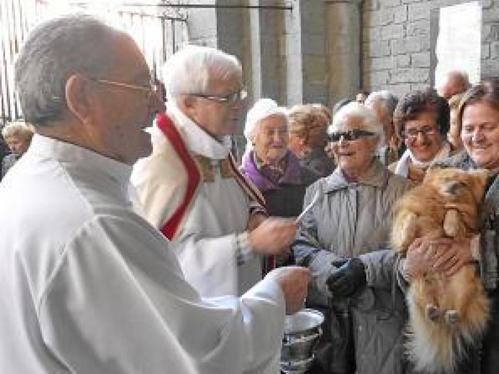 Hogueras y bendición de animales, en medio del frío y de la niebla
