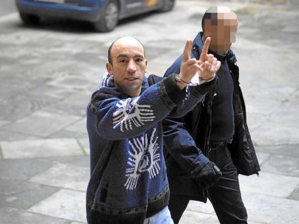 Belaid Ajoud, ayer en la Audiencia de Zaragoza, conducido por la Policía a la sala del juicio.