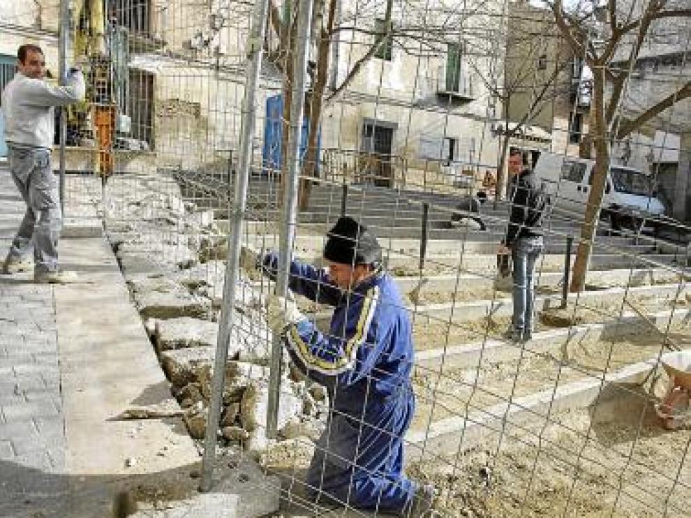 Los operarios trabajaban ayer en las obras de la plaza Latre.