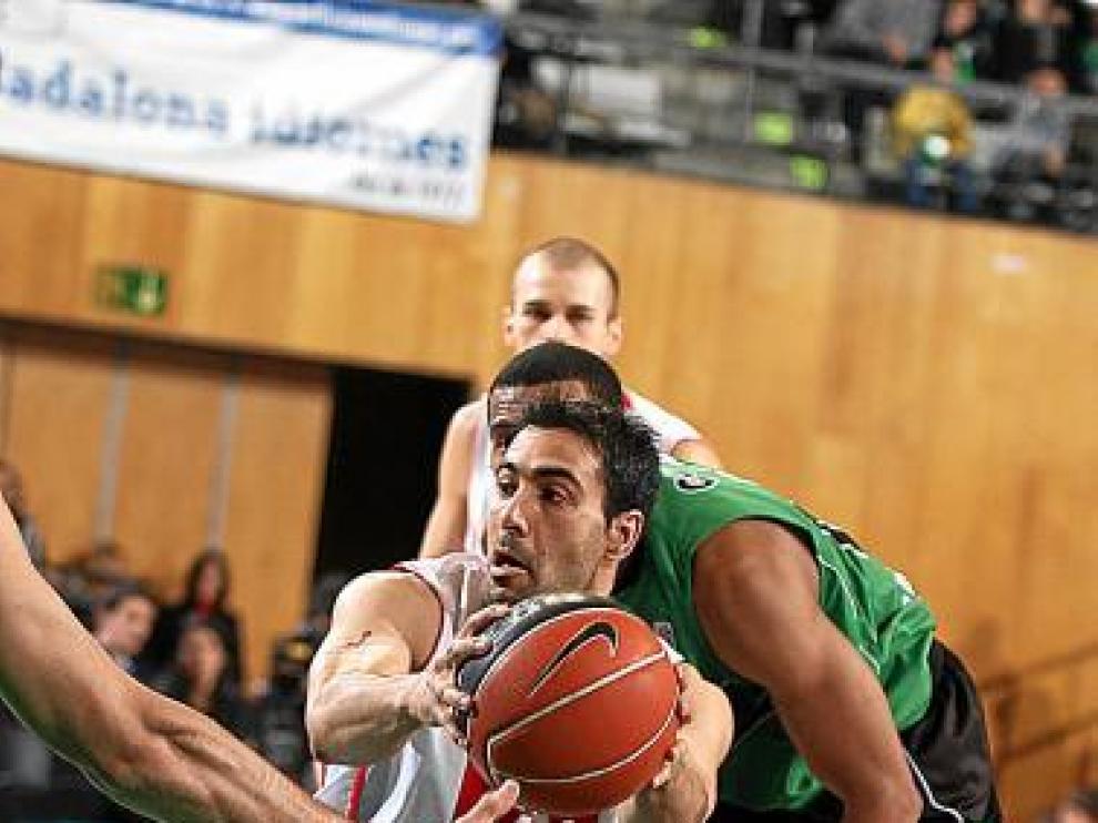 Quinteros controla el balón en el duelo ante el DKV Joventut.
