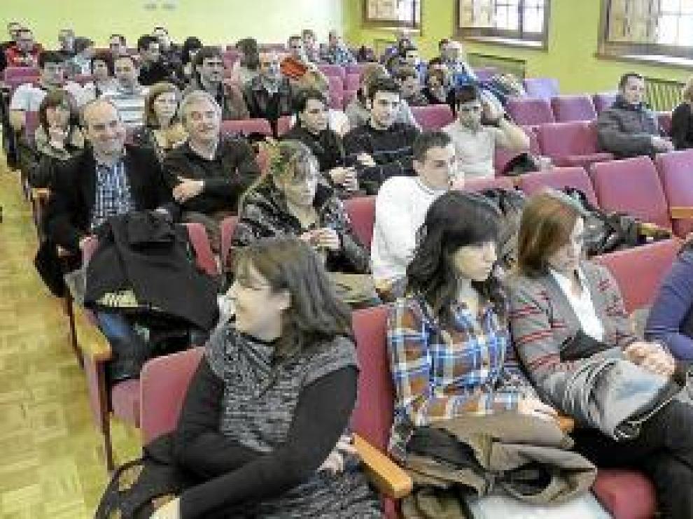 Adjudicatarios y familiares durante el acto de entrega de llaves.