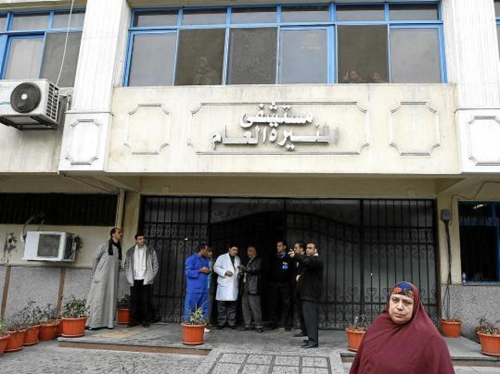 Entrada del hospital donde está ingresado el egipcio que se quemó a lo bonzo (arriba a la derecha).