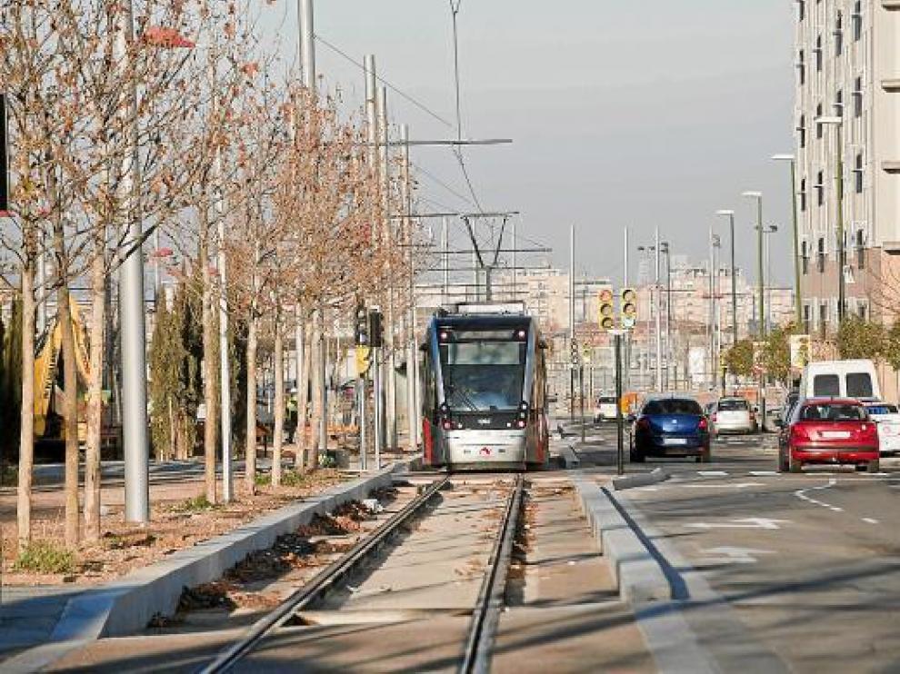 Un tranvía en pruebas circulando por Valdespartera la semana pasada.
