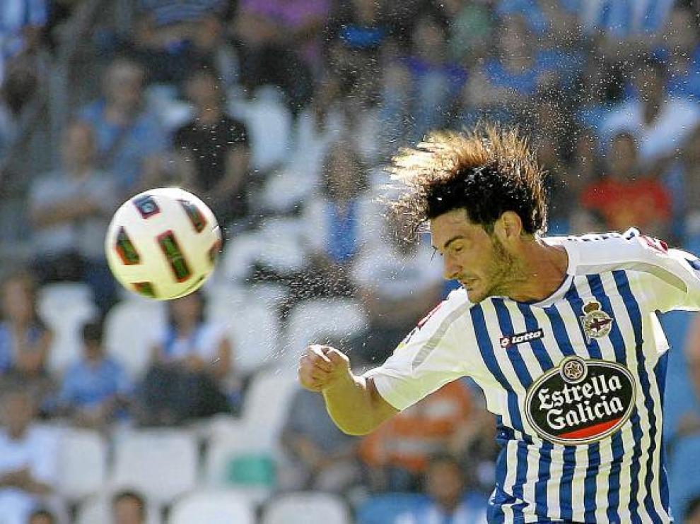 Colotto, el defensa argentino del Deportivo, remata de cabeza en el partido de la primera vuelta ante el Zaragoza.