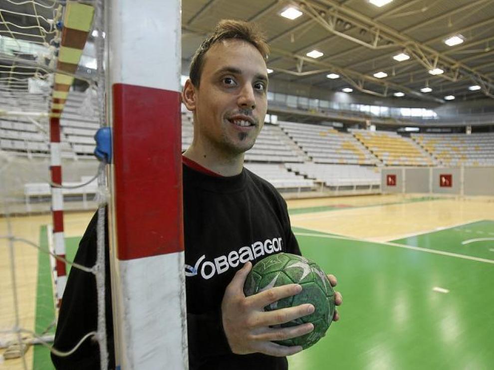Javier Ancizu, ayer, posa en la portería donde se fraguó la victoria del Obearagón contra el Torrelavega.