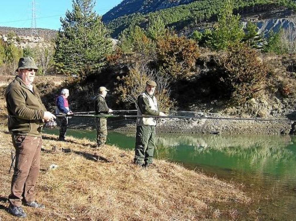 Pescadores de la Sociedad de Arguis en plena faena en un rincón del embalse.