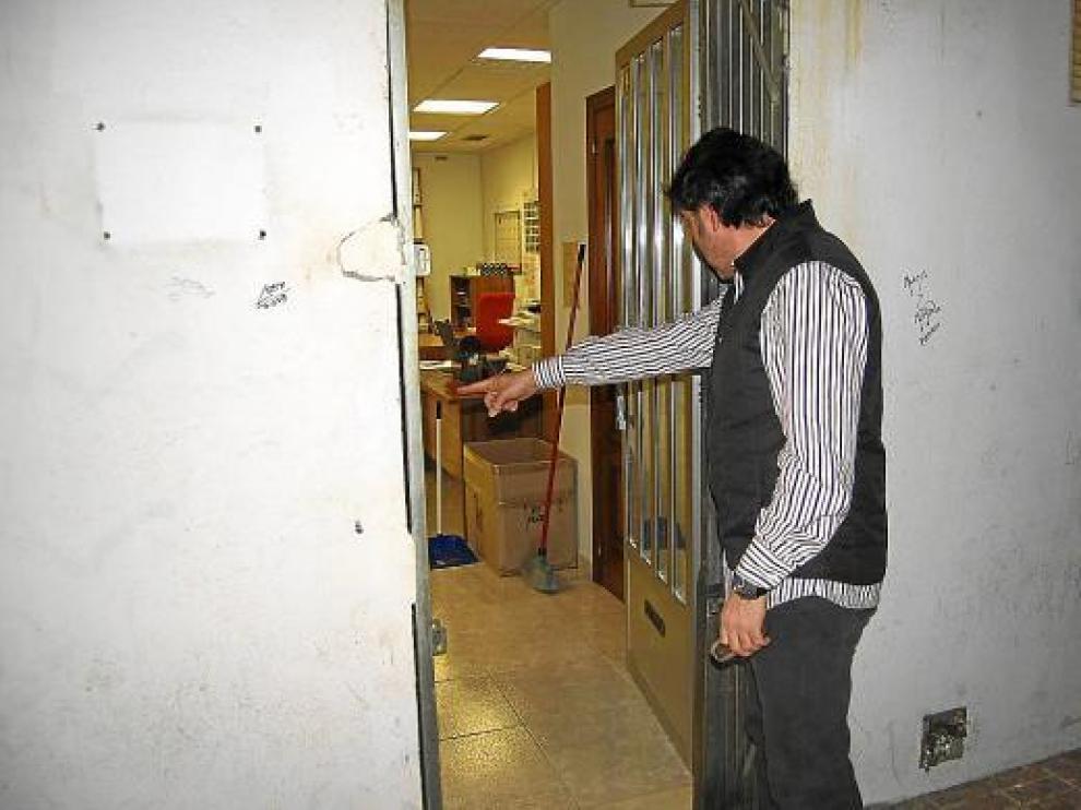 Los ladrones forzaron una persiana metálica y la puerta de entrada con una palanca.