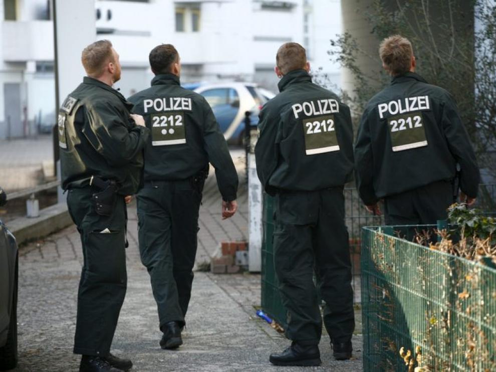 Un grupo de policías inspeccionan los alrededores de la embajada croata en Berlín