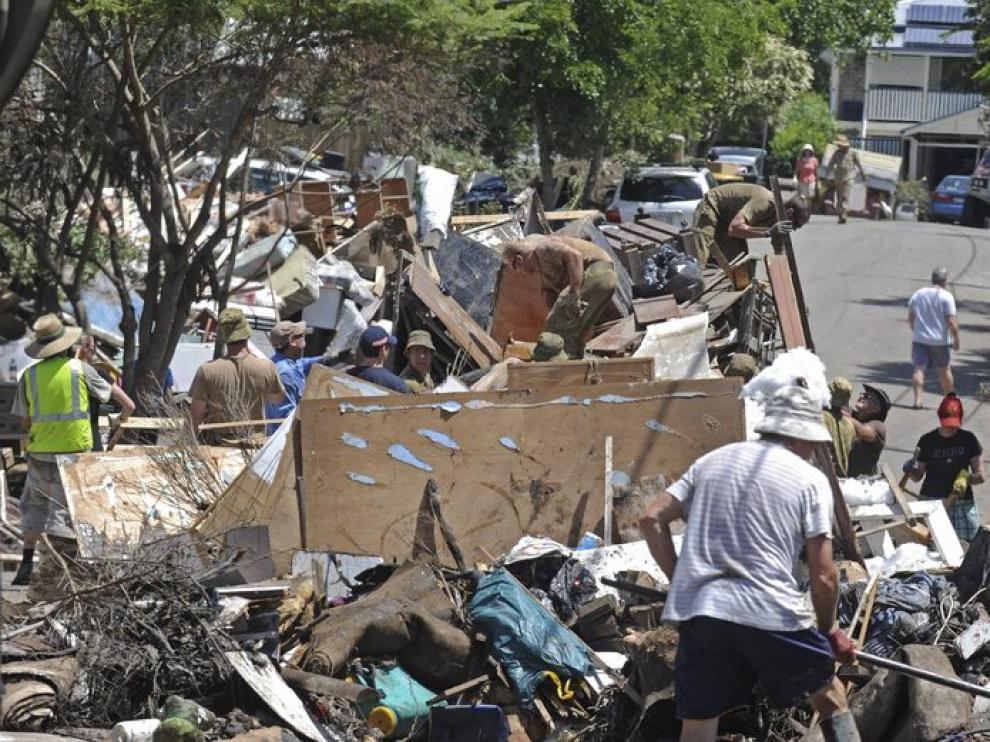 Los ciudadanos se afanan en las tareas de limpieza en Brisbane