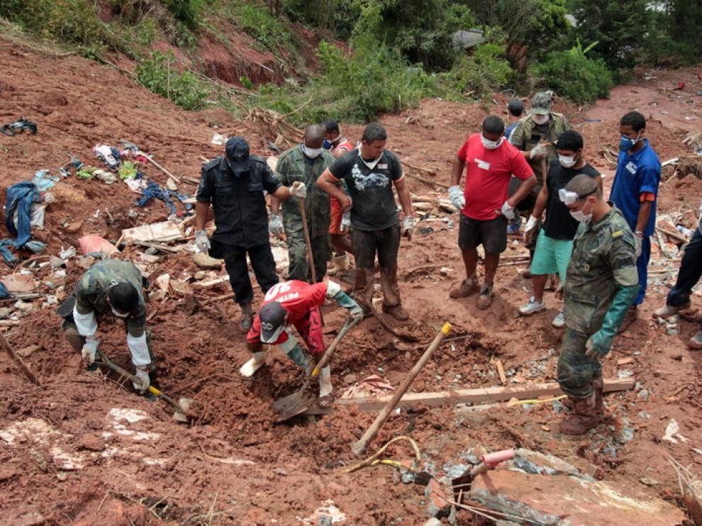 Equipos de rescate en Río de Janeiro
