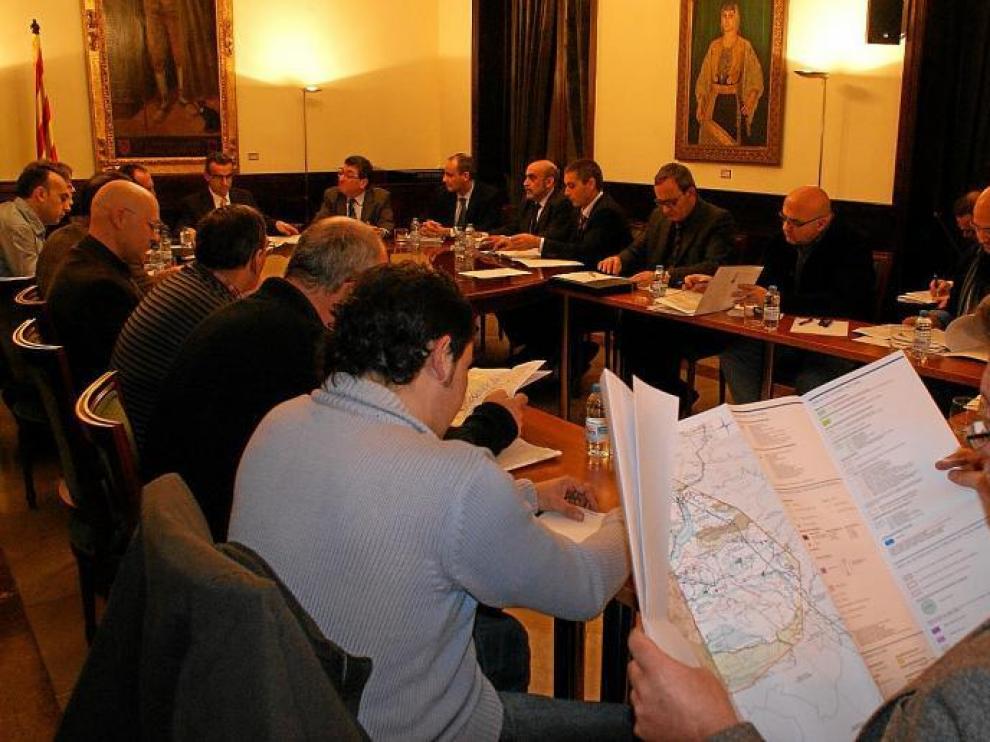 Los representantes de Red Eléctrica presentaron ayer a los alcaldes afectados de Huesca y Lérida el trazado de la línea.