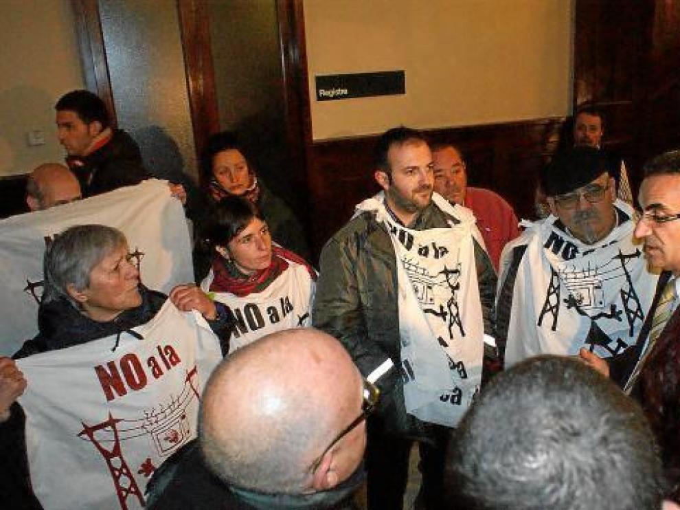 "Lucharemos con alegaciones al proyecto y para que se desmonten las pilonas"