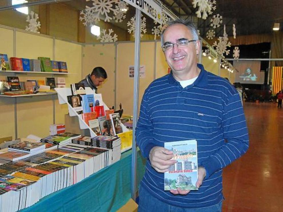 Eladio Romero, con un ejemplar de su libro 'Aragón, escenario bélico', en Monzón.