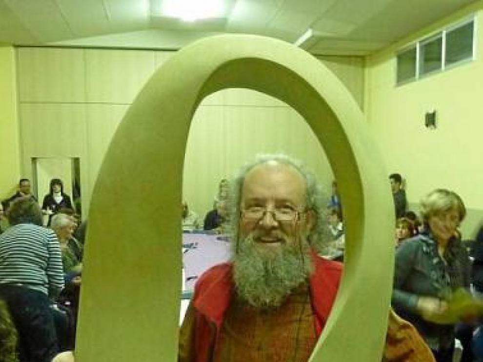 Mariano Muniesa, junto a la escultura con la que fue obsequiado.