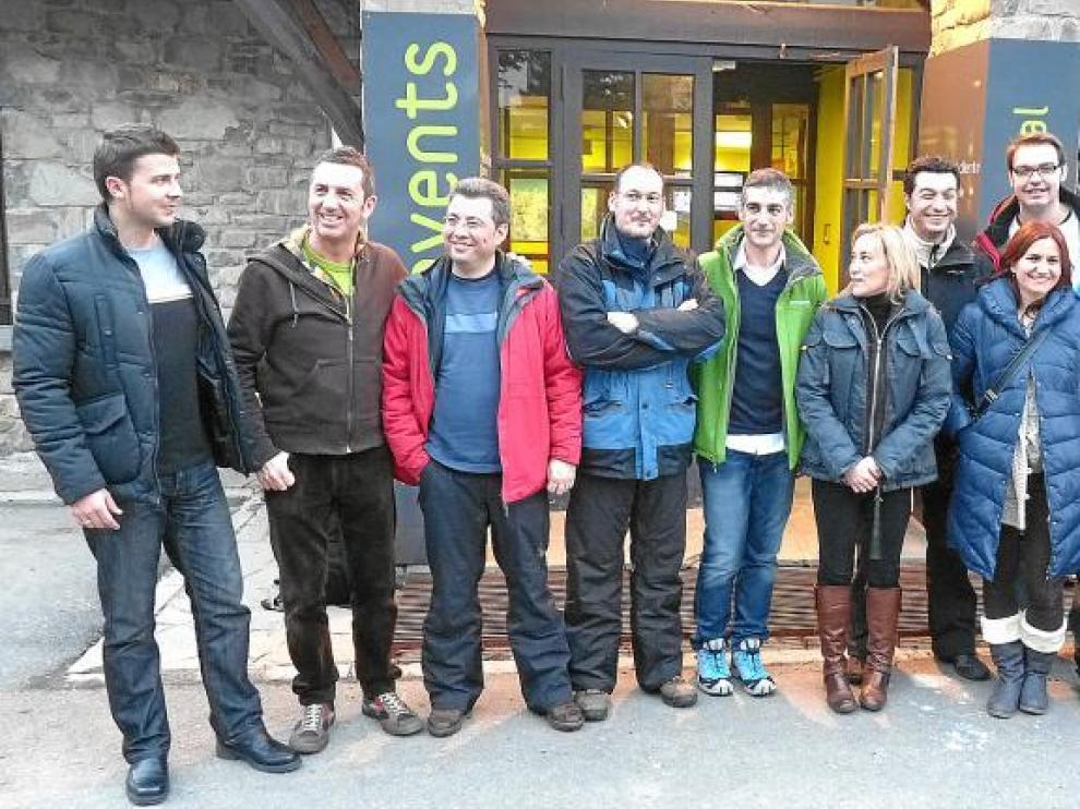 Los hombres y mujeres del tiempo que participan en las jornadas de meteorología posan en la entrada de las oficinas de la estación.