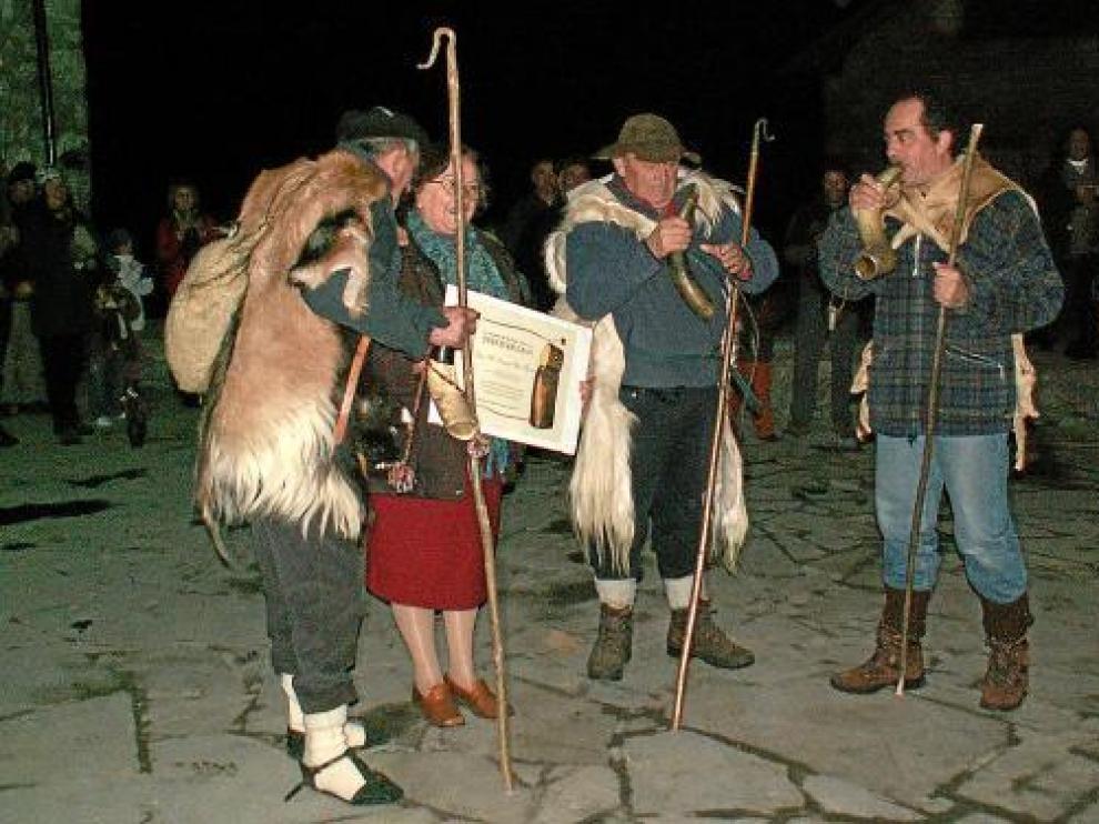 Mª Carmen Mur, con los tres mayorales en el momento de recibir la distinción en Saravillo.