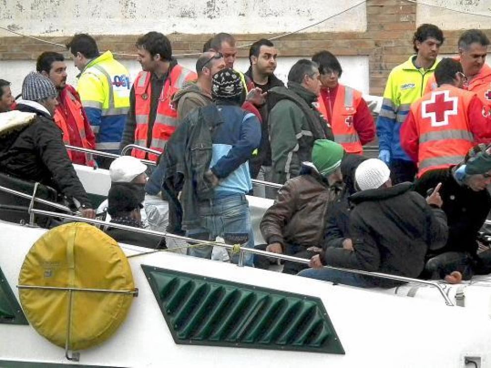 Una embarcación con 23 argelinos a bordo, ayer a su llegada a Cartagena.