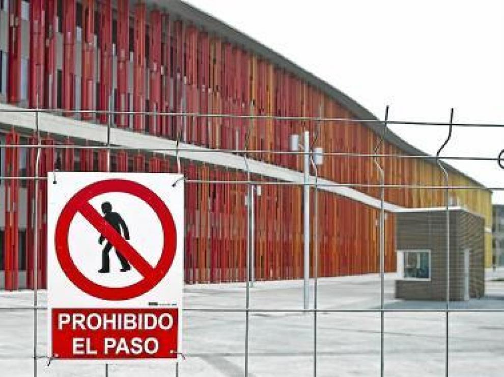 El paseo central de la Expo, permanecía ayer vallado.
