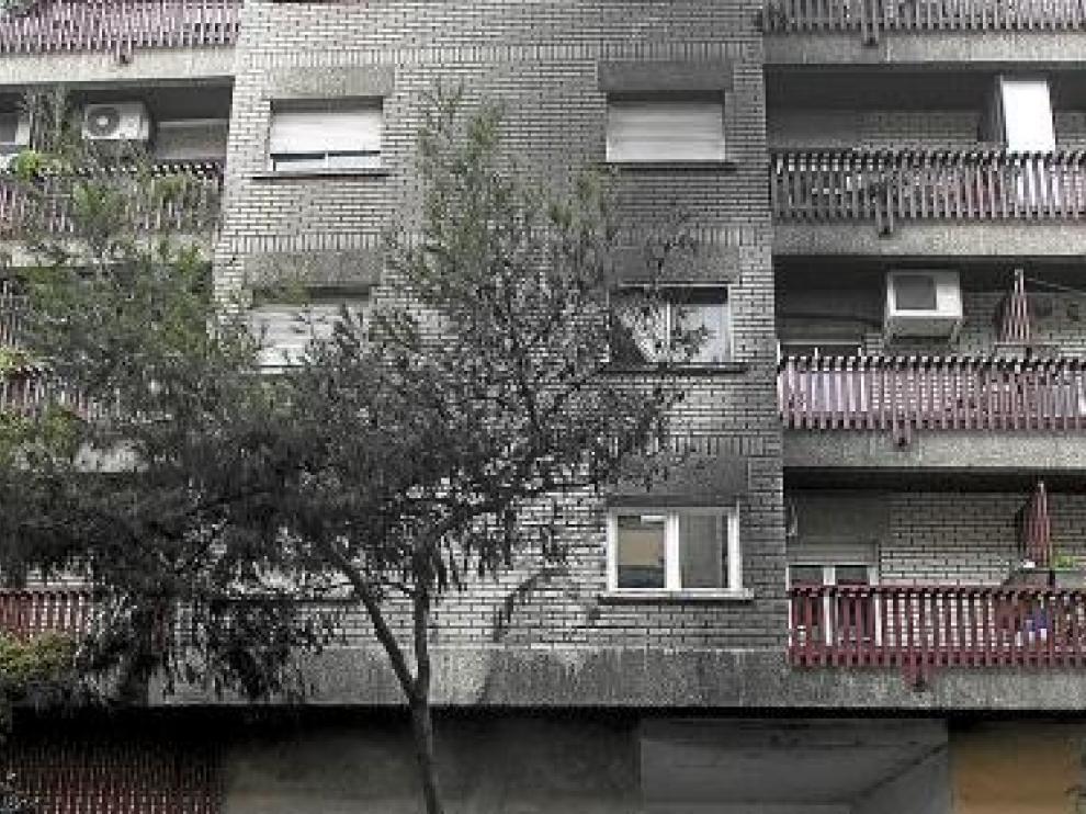 El fuego afectó ayer a este edificio de la calle del Cardenal Cisneros.