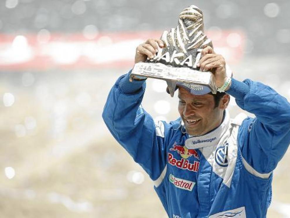 Al-Attiyah elevó el domingo el trofeo más preciado, el del Rally Dakar.