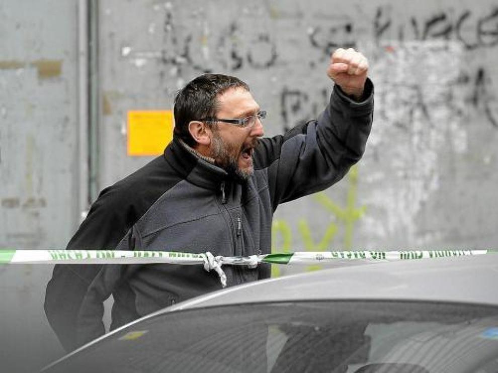 El portavoz de la izquierda abertzale, Txelui Moreno, da ánimos a su hijo Iker, detenido ayer.