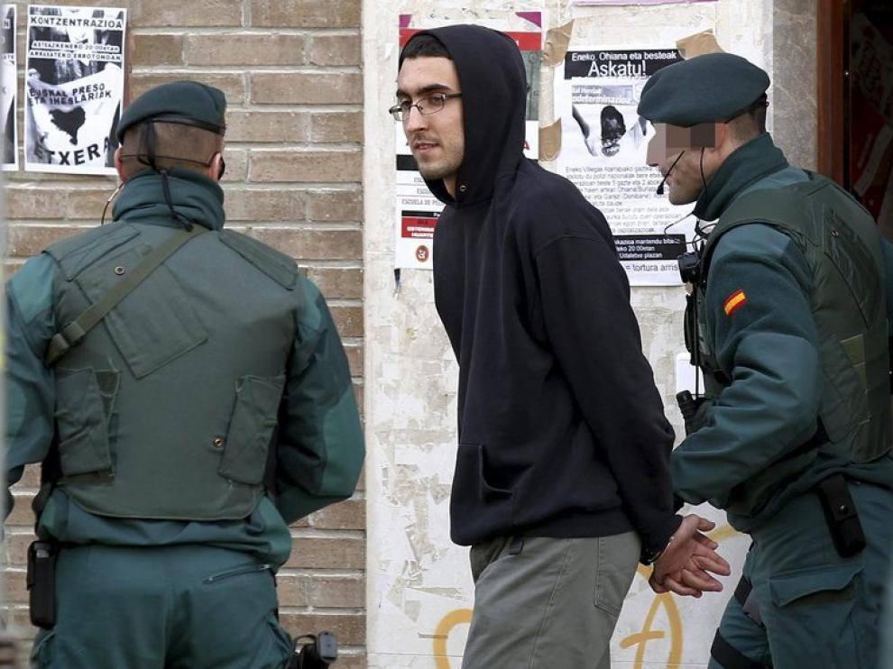 Agentes de la Guardia Civil trasladan a Iker Moreno Ibáñez, hijo del portavoz de la izquierda abertzale Txelui Moreno
