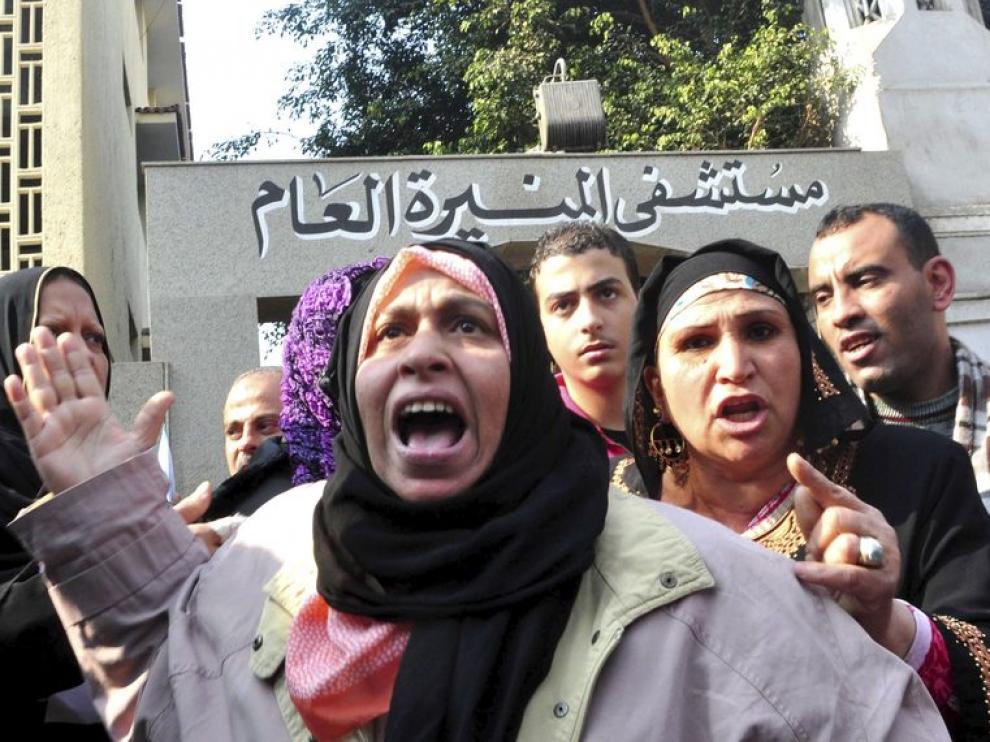 Familiares del egipcio Mohamed Faruk Mohamed Hasan, de 50 años,quien se fue ha quemado a lo bonzo frente a la sede del Gobierno