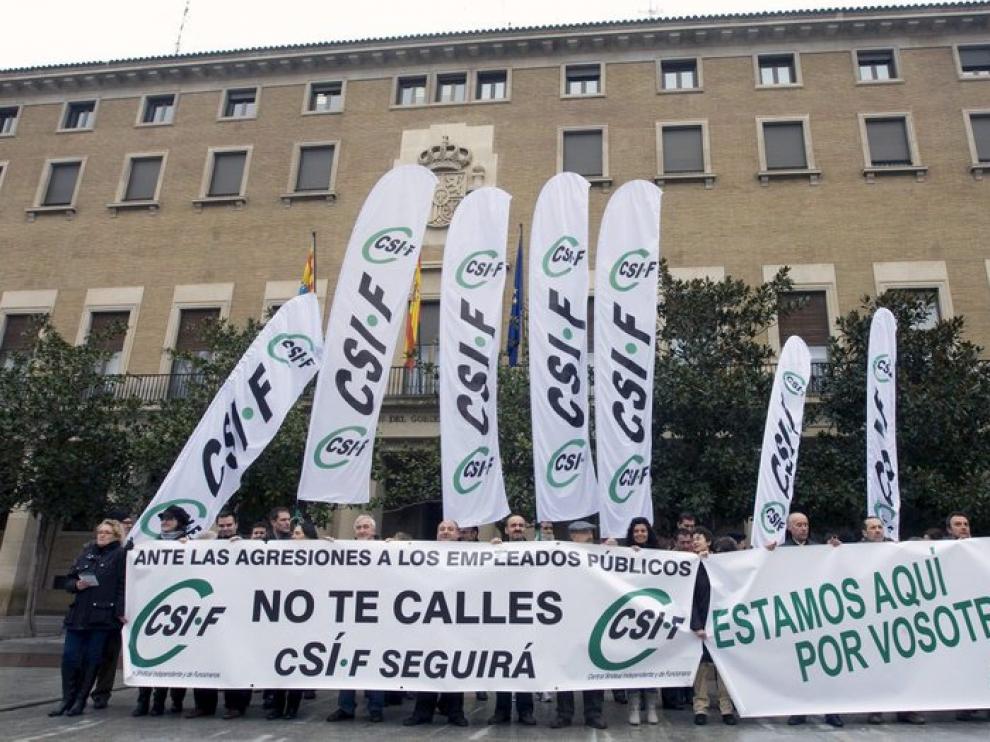 Delegados sindicales de CSIF concentrados hoy ante la Delegación del Gobierno de Aragón