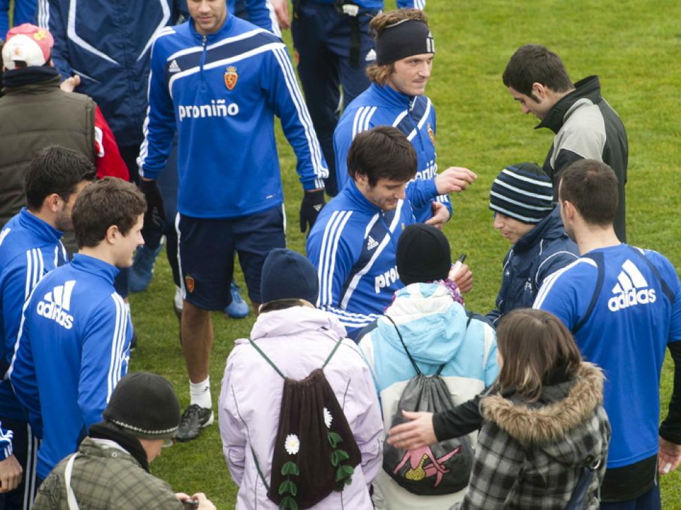 Javier Paredes firma autógrafos.