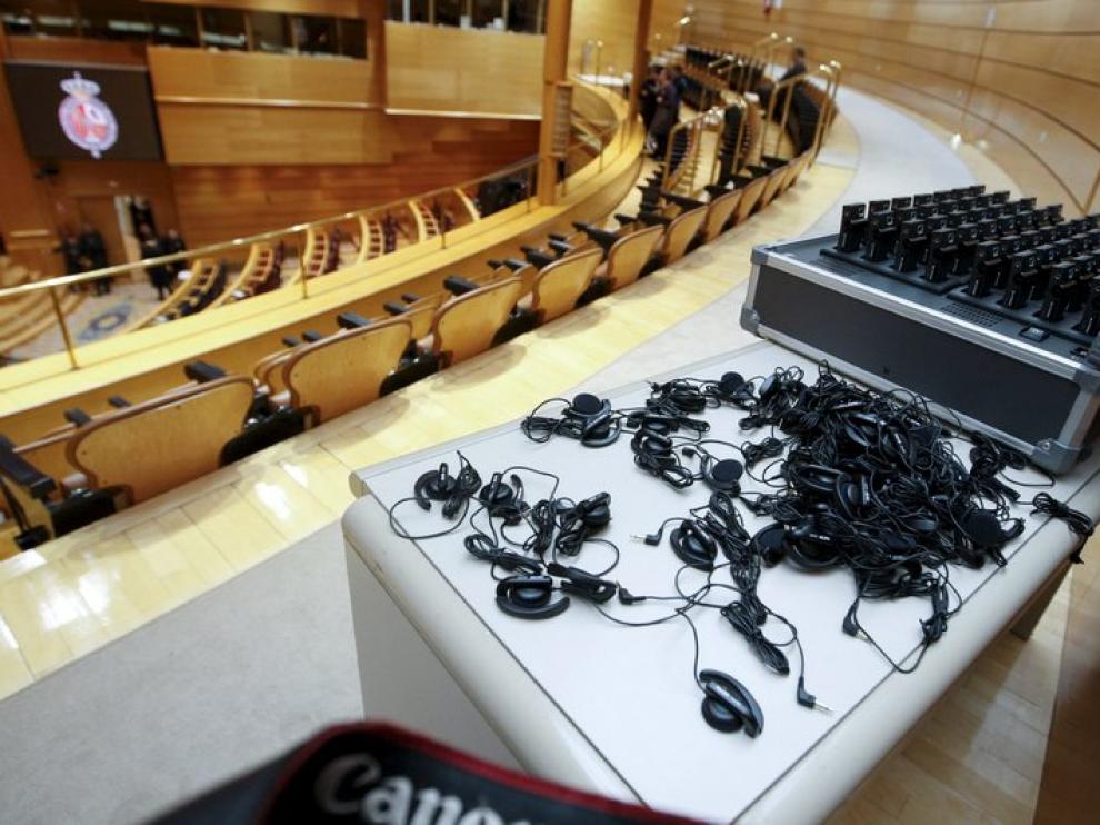 El Senado estrenó esta tarde el uso de las cuatro lenguas cooficiales en el pleno de la Cámara Alta