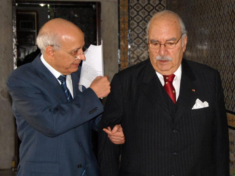 El presidente interino de Túnez, Fouad Mbazaa (d), con el primer ministro, Mohamed Ghannouchi