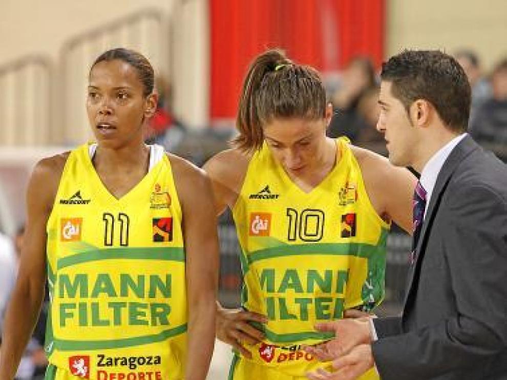Víctor Lapeña dialoga con Kiesha Brown y Estela Royo.