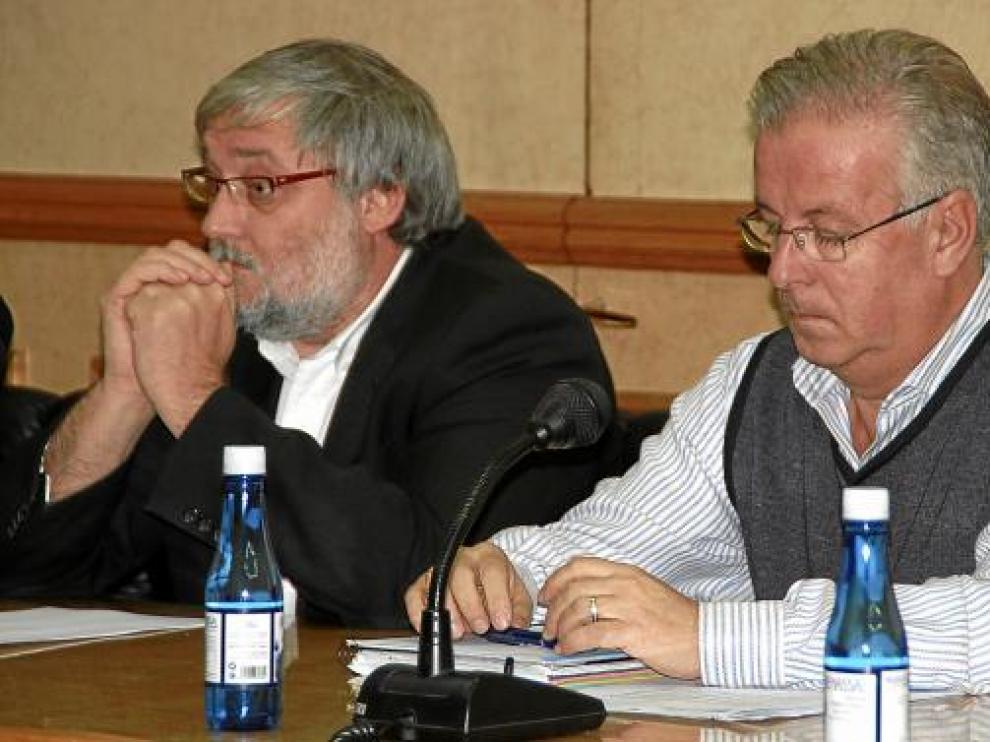 Ángel Lacueva, concejal de Urbanismo (izda.) y Manuel Ponz, candidato de la lista alternativa.