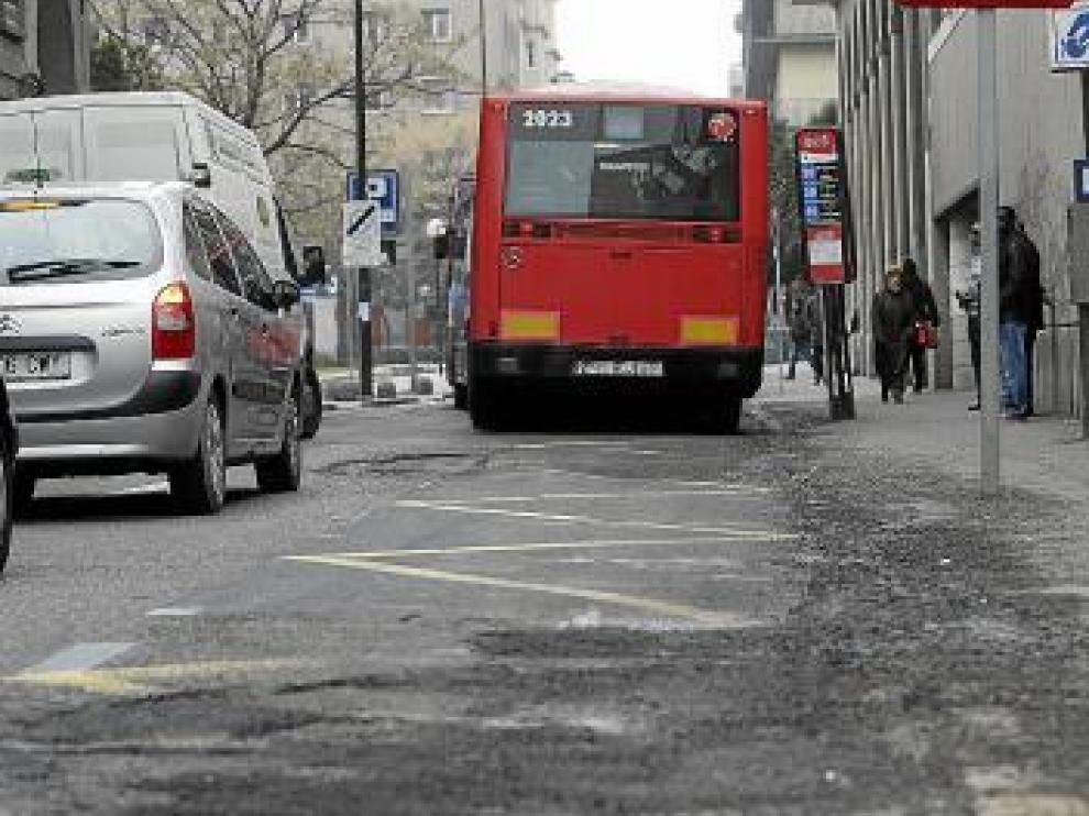 El asfalto hecho trizas en Arzobispo Apaolaza.