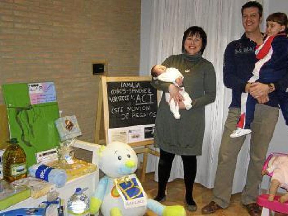 Elsa Sánchez, Diego Cobos y sus niñas, ayer en Tarazona.