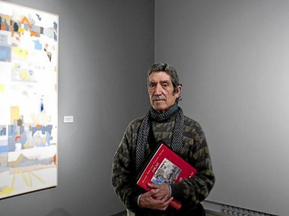 José Luis Balagueró, junto a algunas de las obras que muestra en Zaragoza.