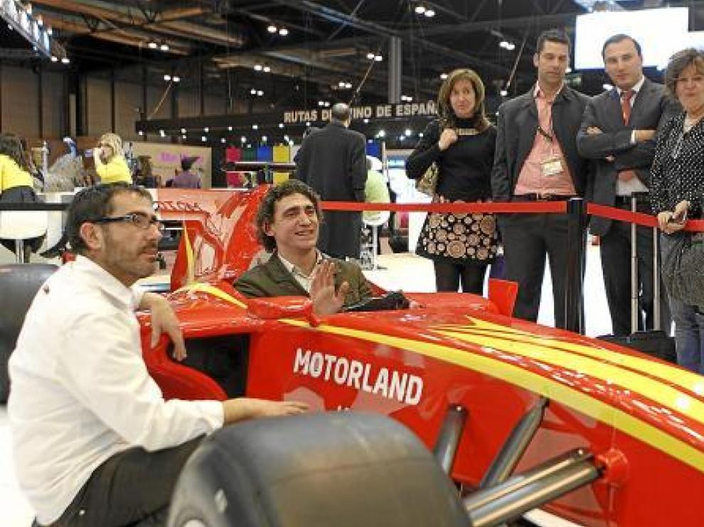 El simulador de Fórmula 1 de Motorland atrae a nuevo público al pabellón en Fitur