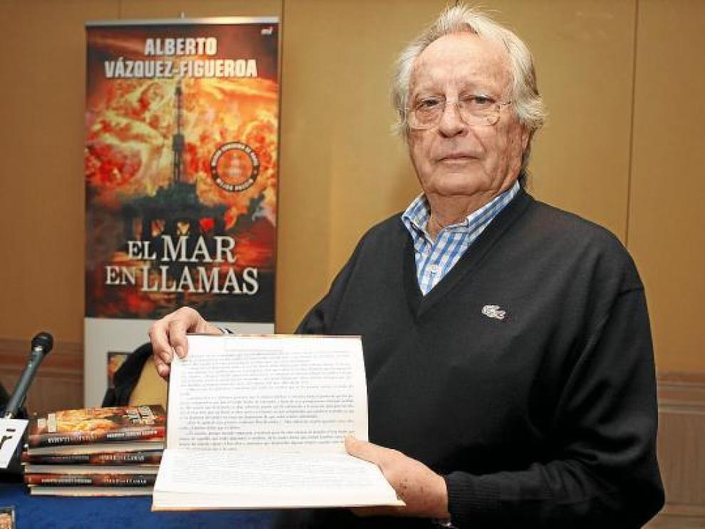 Alberto Vázquez-Figueroa, ayer, mostrando un ejemplar de 'El mar en llamas'.