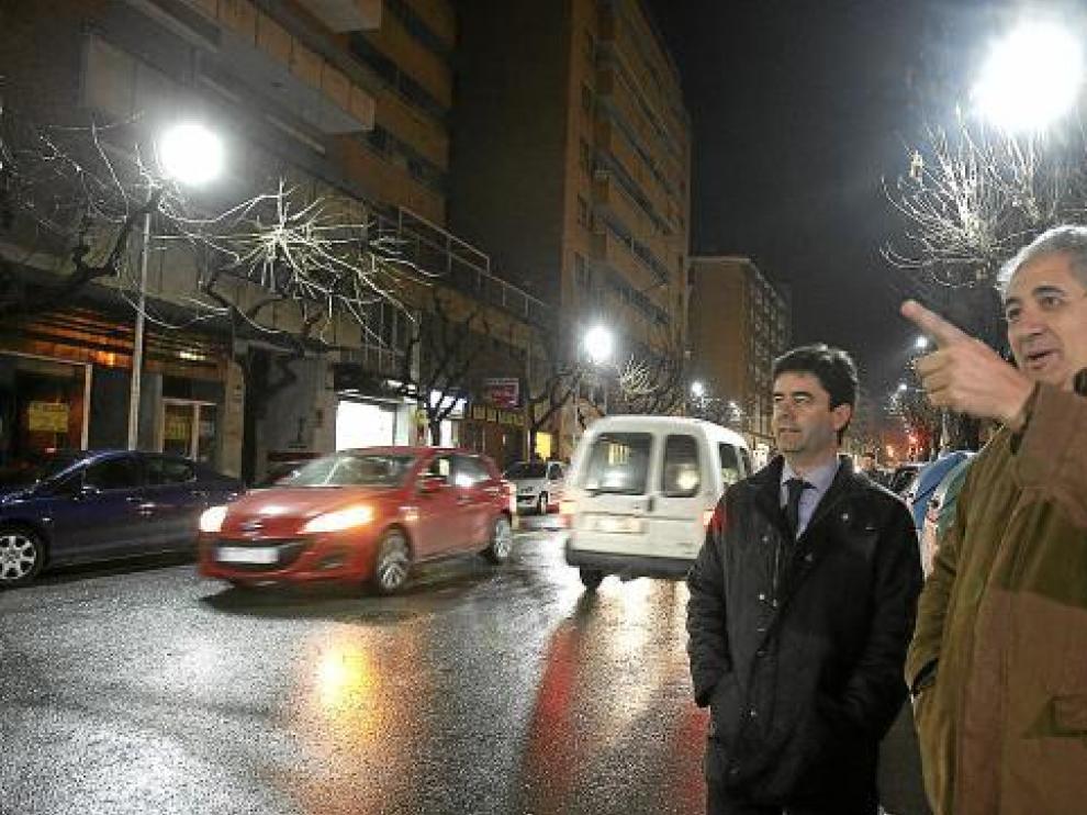 Luis Felipe y Germán Sanromán comprobaron ayer las ventajas de los 'led' en Juan XXIII.