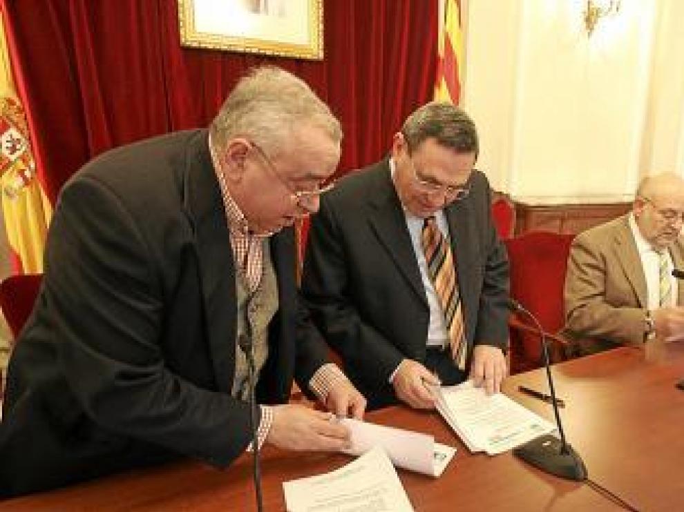 El subdelegado del Gobierno, entre directivos de la Asociación.