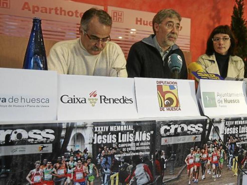 De izquierda a derecha, Hernández, Dieste y la concejala del Ayuntamiento de Huesca, Teresa Sas.
