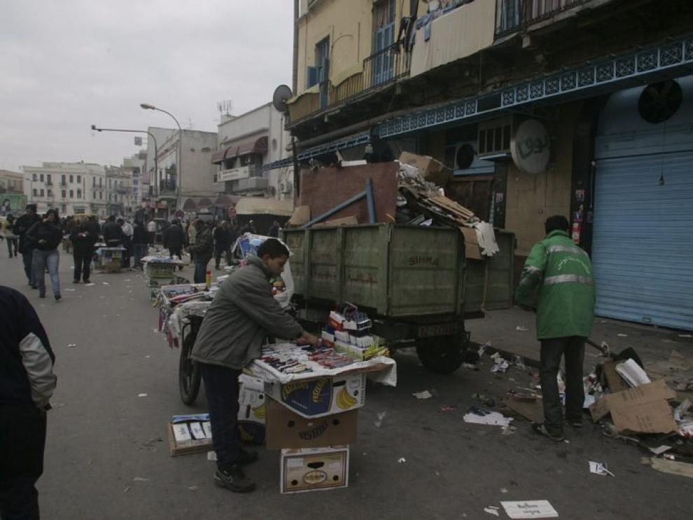 Trabajadores municipales limpian una calle de la capital tunecina