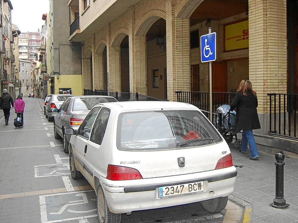 En la imagen, la plaza de parquin reservada a discapacitados que es objeto de la queja.