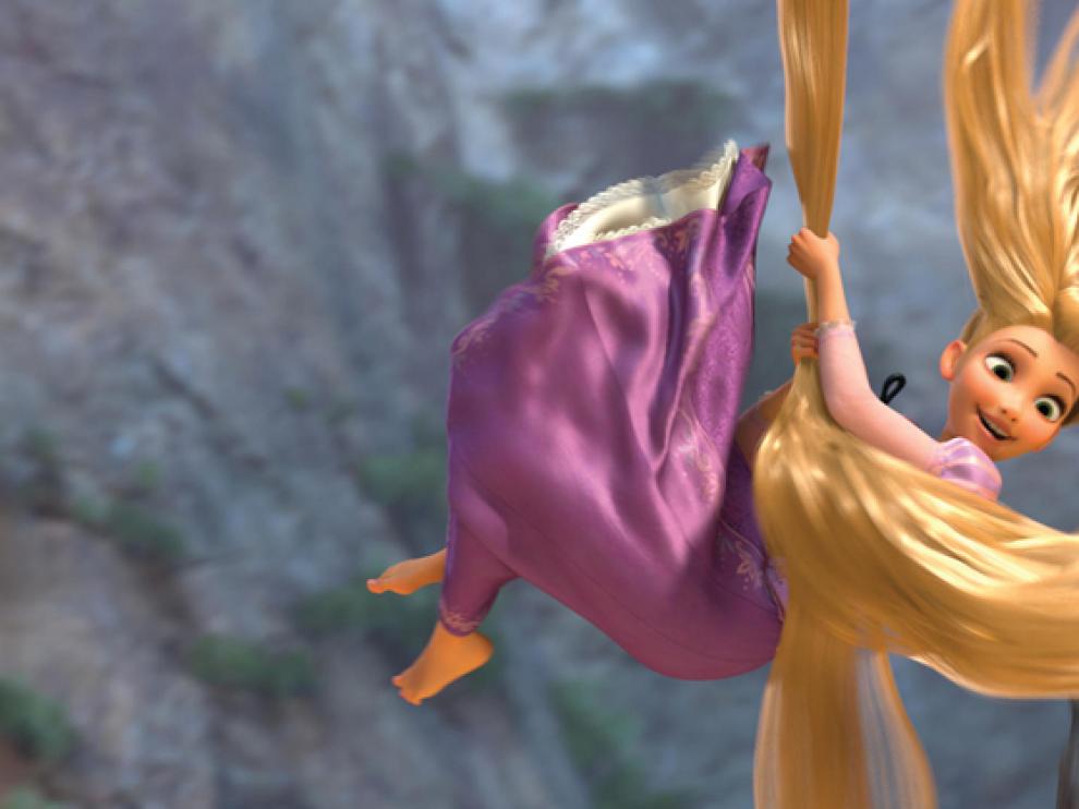 Rapunzel usa sus largos cabellos para agarrarse en plena caída