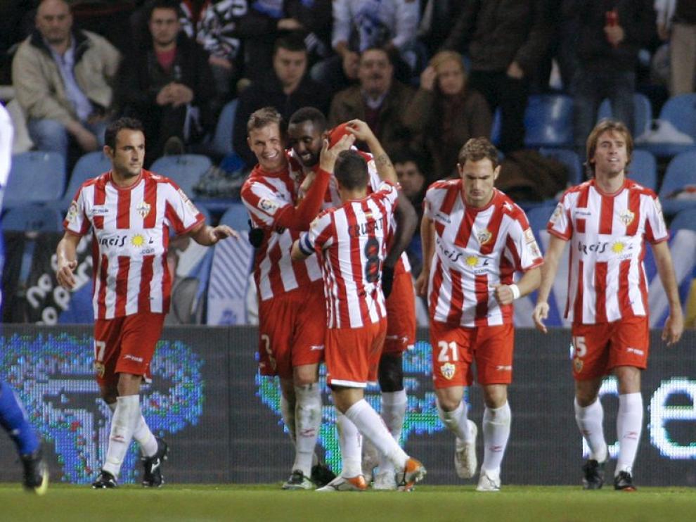 Los jugadores del Almería celebran un gol.